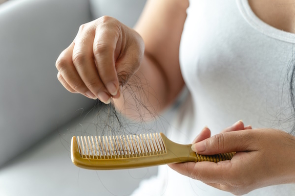 Ursachen Haarausfall - AEZ Hair, Haarzentrum in München